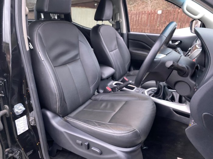 Nissan Navara Double Cab Pick Up Tekna 2.3dCi 190 4WD Pick Up Diesel Black
