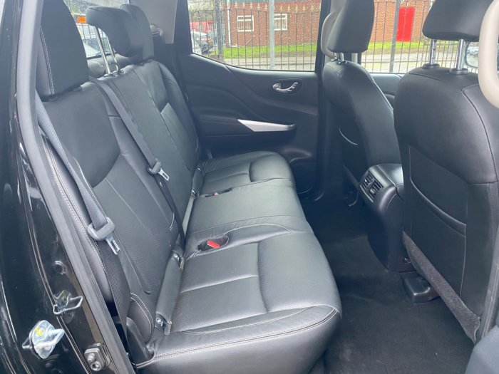 Nissan Navara Double Cab Pick Up Tekna 2.3dCi 190 4WD Pick Up Diesel Black