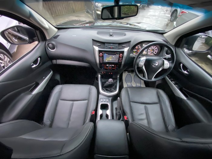 Nissan Navara Double Cab Pick Up Tekna 2.3dCi 190 4WD Pick Up Diesel Black