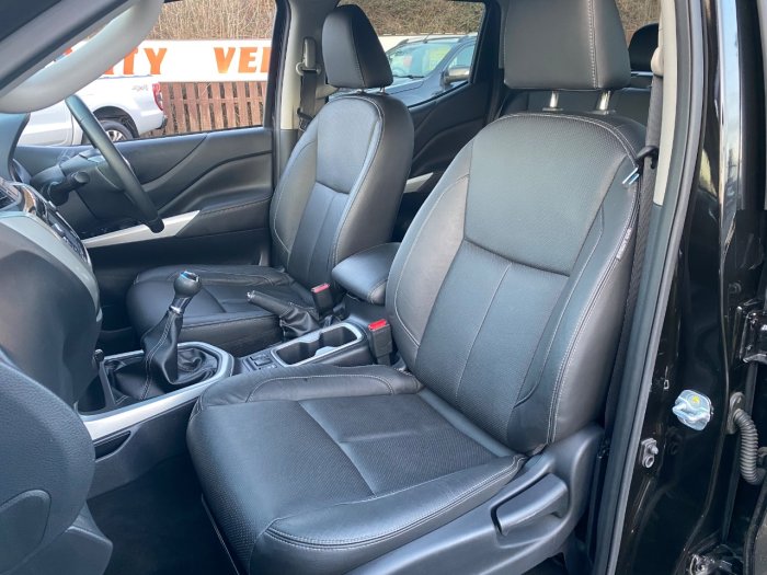 Nissan Navara Double Cab Pick Up Tekna 2.3dCi 190 4WD Pick Up Diesel Black