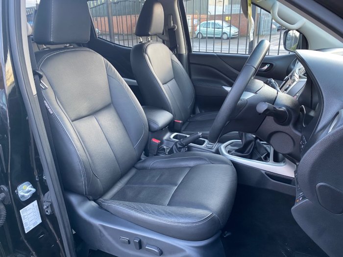 Nissan Navara Double Cab Pick Up Tekna 2.3dCi 190 4WD Pick Up Diesel Black
