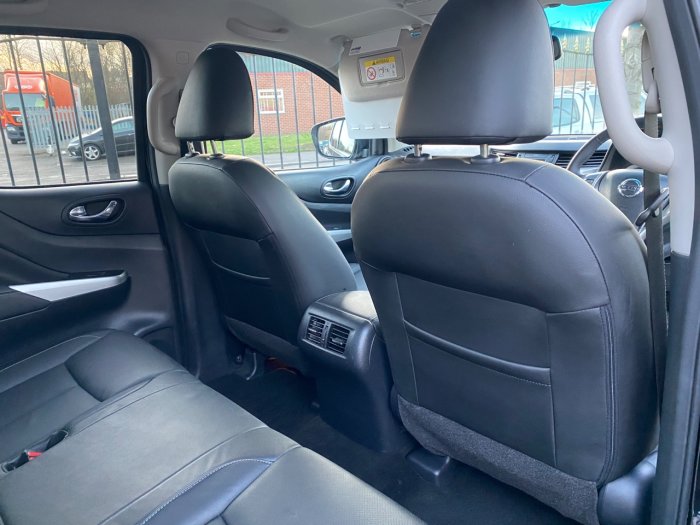 Nissan Navara Double Cab Pick Up Tekna 2.3dCi 190 4WD Pick Up Diesel Black