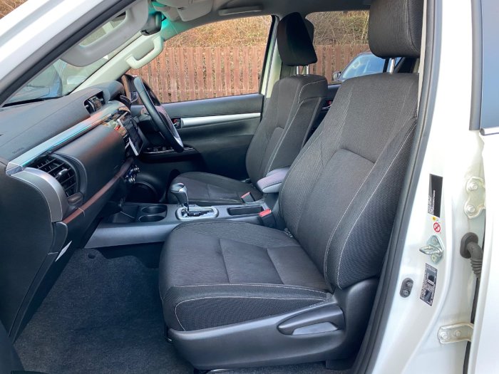 Toyota Hilux Invincible D/Cab Pick Up 2.4 D-4D Auto Pick Up Diesel White