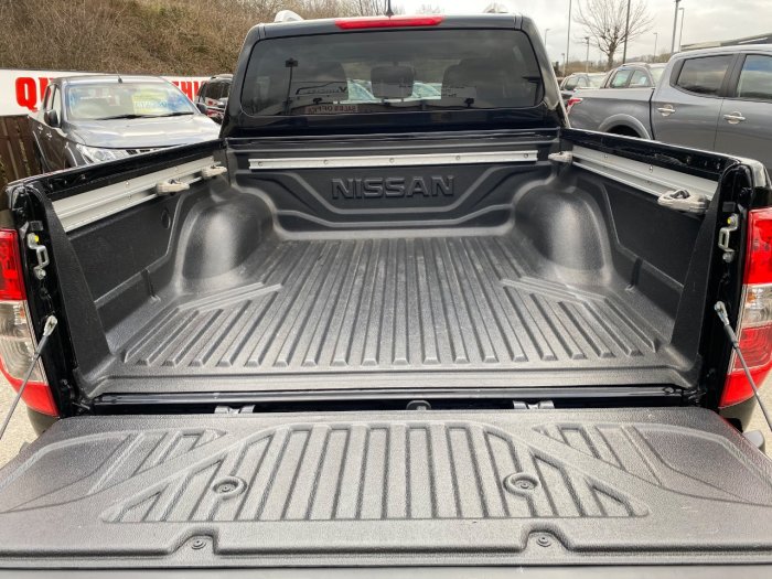 Nissan Navara Double Cab Pick Up Tekna 2.3dCi 190 4WD Auto Pick Up Diesel Black