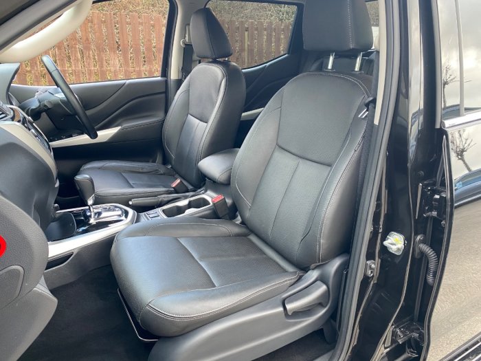 Nissan Navara Double Cab Pick Up Tekna 2.3dCi 190 4WD Auto Pick Up Diesel Black