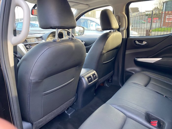 Nissan Navara Double Cab Pick Up Tekna 2.3dCi 190 4WD Auto Pick Up Diesel Black
