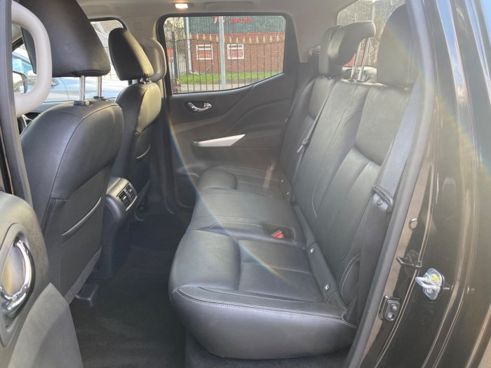 Nissan Navara Double Cab Pick Up Tekna 2.3dCi 190 4WD Auto Pick Up Diesel Black