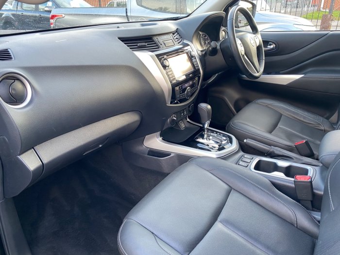 Nissan Navara Double Cab Pick Up Tekna 2.3dCi 190 4WD Auto Pick Up Diesel Black