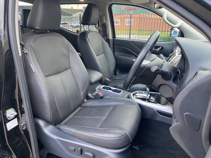 Nissan Navara Double Cab Pick Up Tekna 2.3dCi 190 4WD Auto Pick Up Diesel Black