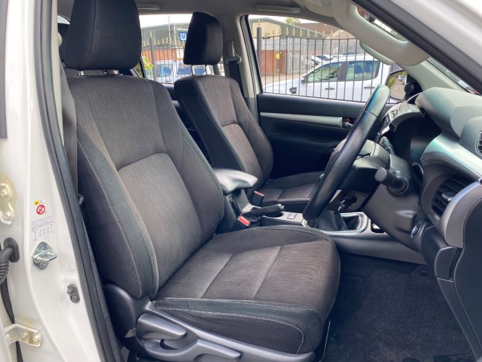 Toyota Hilux Invincible D/Cab Pick Up 2.4 D-4D Pick Up Diesel White