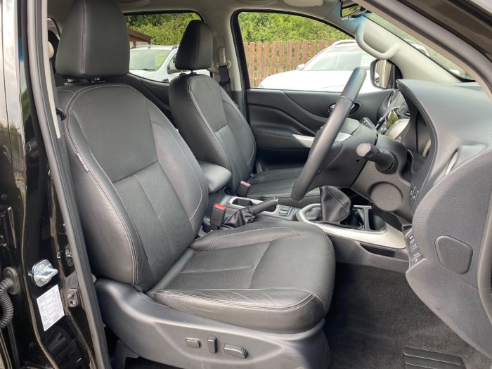 Nissan Navara Double Cab Pick Up Tekna 2.3dCi 190 4WD Pick Up Diesel Black