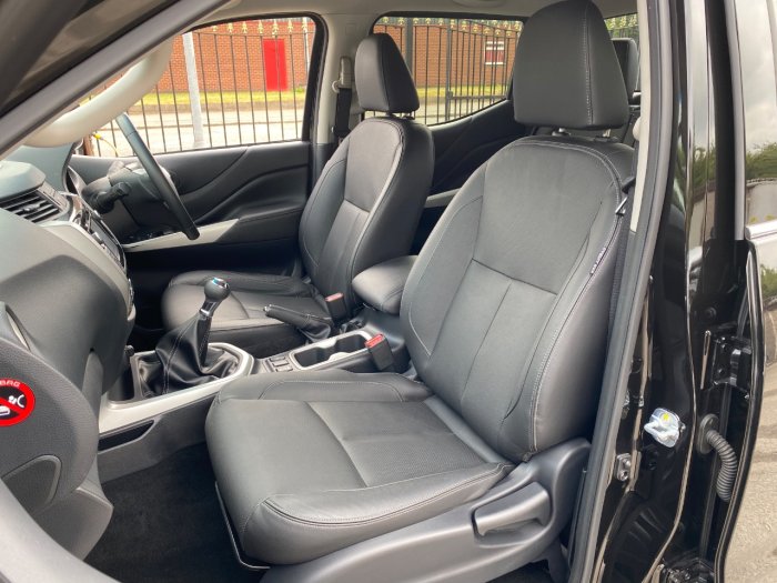 Nissan Navara Double Cab Pick Up Tekna 2.3dCi 190 4WD Pick Up Diesel Black