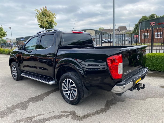 Nissan Navara Double Cab Pick Up Tekna 2.3dCi 190 4WD Pick Up Diesel Black
