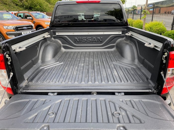 Nissan Navara Double Cab Pick Up Tekna 2.3dCi 190 4WD Pick Up Diesel Black
