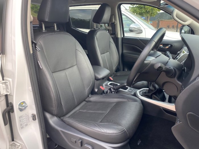 Nissan Navara Double Cab Pick Up Tekna 2.3dCi 190 4WD Pick Up Diesel White