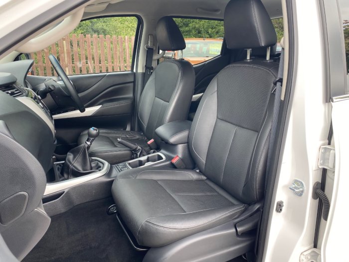 Nissan Navara Double Cab Pick Up Tekna 2.3dCi 190 4WD Pick Up Diesel White