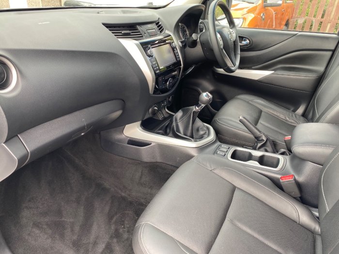 Nissan Navara Double Cab Pick Up Tekna 2.3dCi 190 4WD Pick Up Diesel White