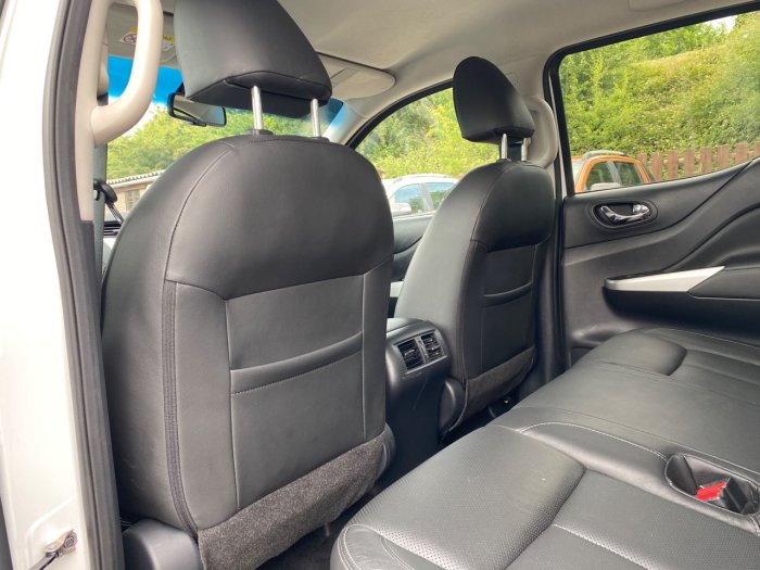 Nissan Navara Double Cab Pick Up Tekna 2.3dCi 190 4WD Pick Up Diesel White