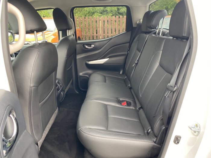 Nissan Navara Double Cab Pick Up Tekna 2.3dCi 190 4WD Pick Up Diesel White