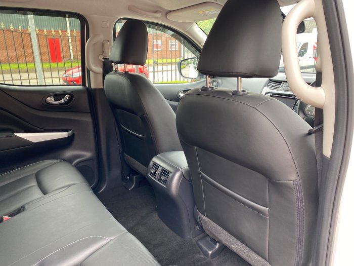Nissan Navara Double Cab Pick Up Tekna 2.3dCi 190 4WD Auto Pick Up Diesel White