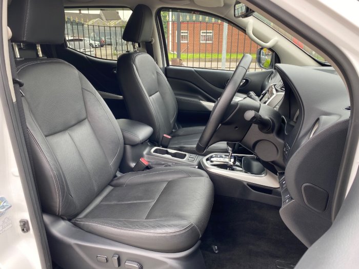 Nissan Navara Double Cab Pick Up Tekna 2.3dCi 190 4WD Auto Pick Up Diesel White