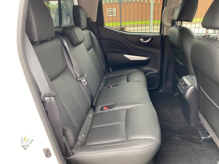 Nissan Navara Double Cab Pick Up Tekna 2.3dCi 190 4WD Auto Pick Up Diesel White