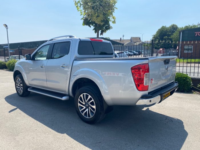 Nissan Navara Double Cab Pick Up Tekna 2.3dCi 190 4WD Auto Pick Up Diesel Silver