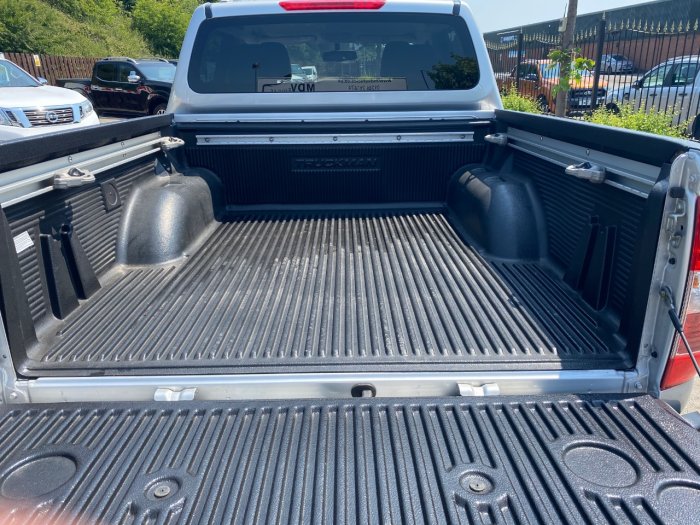 Nissan Navara Double Cab Pick Up Tekna 2.3dCi 190 4WD Auto Pick Up Diesel Silver