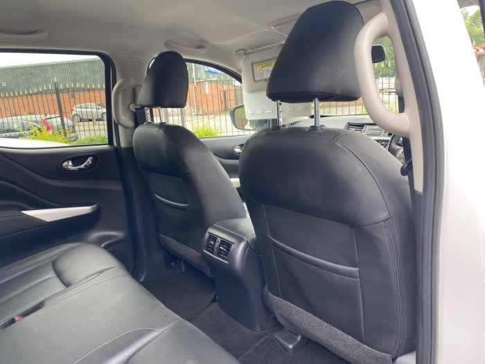 Nissan Navara Double Cab Pick Up Tekna 2.3dCi 190 4WD Auto Pick Up Diesel White