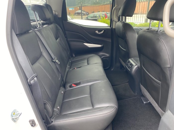 Nissan Navara Double Cab Pick Up Tekna 2.3dCi 190 4WD Auto Pick Up Diesel White