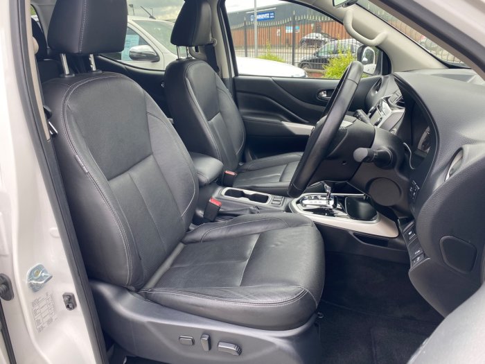 Nissan Navara Double Cab Pick Up Tekna 2.3dCi 190 4WD Auto Pick Up Diesel White