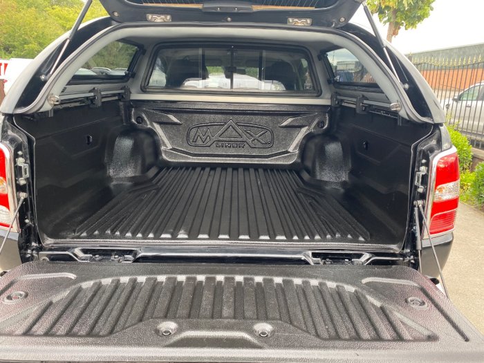 Mitsubishi L200 2.4 Double Cab DI-D 178 Barbarian 4WD Pick Up Diesel Black
