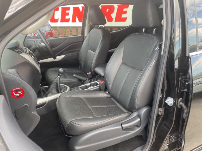 Nissan Navara Double Cab Pick Up Tekna 2.3dCi 190 4WD Pick Up Diesel Black
