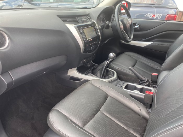 Nissan Navara Double Cab Pick Up Tekna 2.3dCi 190 4WD Pick Up Diesel Black