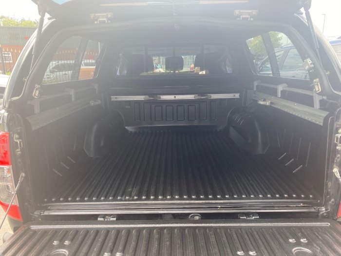 Nissan Navara Double Cab Pick Up Tekna 2.3dCi 190 4WD Pick Up Diesel Black