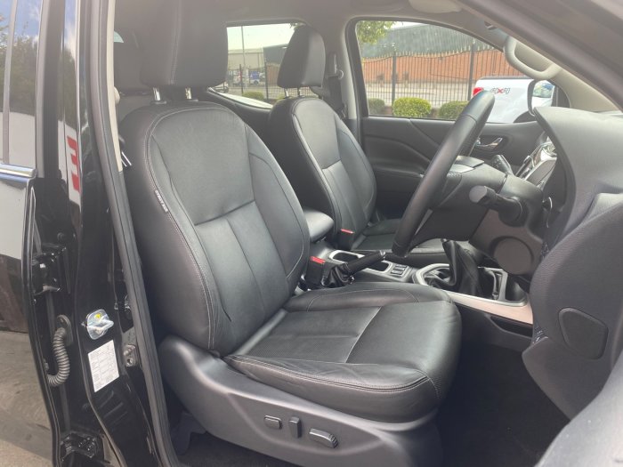 Nissan Navara Double Cab Pick Up Tekna 2.3dCi 190 4WD Pick Up Diesel Black