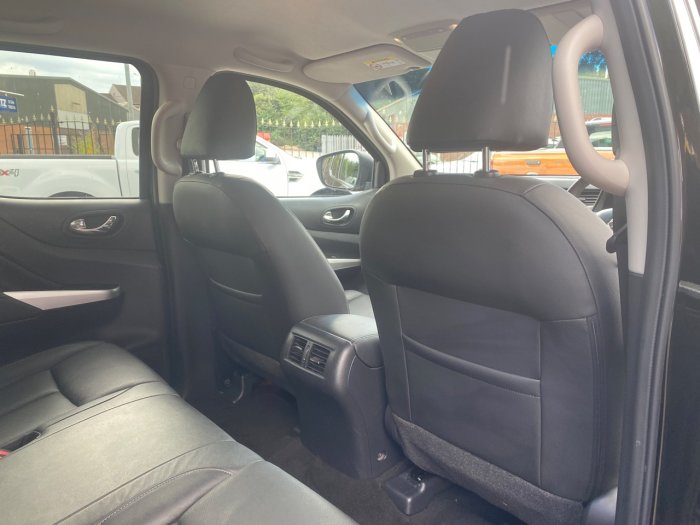 Nissan Navara Double Cab Pick Up Tekna 2.3dCi 190 4WD Pick Up Diesel Black