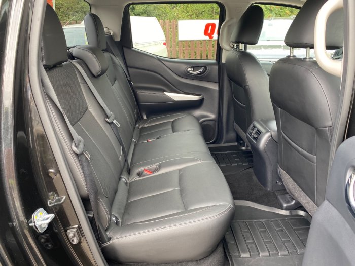 Nissan Navara Double Cab Pick Up Tekna 2.3dCi 190 4WD Pick Up Diesel Black