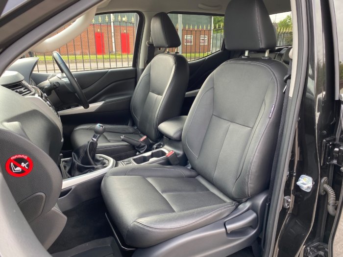 Nissan Navara Double Cab Pick Up Tekna 2.3dCi 190 4WD Pick Up Diesel Black