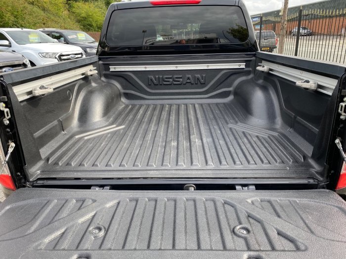 Nissan Navara Double Cab Pick Up Tekna 2.3dCi 190 4WD Pick Up Diesel Black