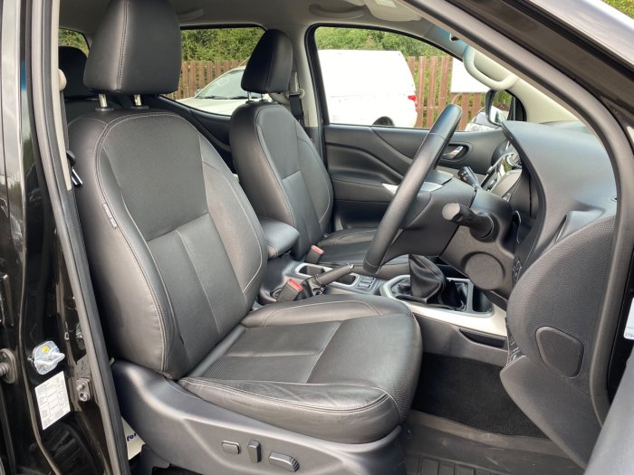 Nissan Navara Double Cab Pick Up Tekna 2.3dCi 190 4WD Pick Up Diesel Black