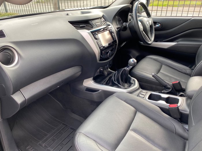 Nissan Navara Double Cab Pick Up Tekna 2.3dCi 190 4WD Pick Up Diesel Black