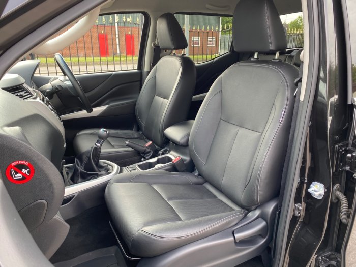 Nissan Navara Double Cab Pick Up Tekna 2.3dCi 190 4WD Pick Up Diesel Black