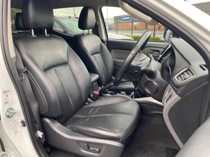 Mitsubishi L200 2.4 Double Cab DI-D 178 Warrior 4WD Pick Up Diesel White