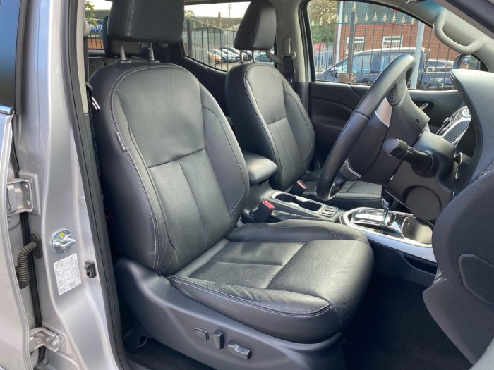 Nissan Navara Double Cab Pick Up Tekna 2.3dCi 190 4WD Auto Pick Up Diesel Silver