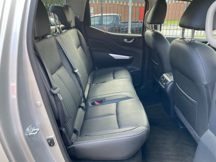 Nissan Navara Double Cab Pick Up Tekna 2.3dCi 190 4WD Auto Pick Up Diesel Silver