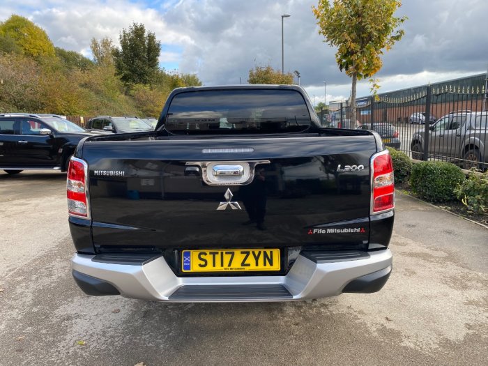 Mitsubishi L200 2.4 Double Cab DI-D 178 Barbarian 4WD Pick Up Diesel Black