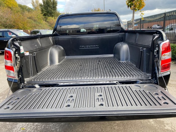 Mitsubishi L200 2.4 Double Cab DI-D 178 Barbarian 4WD Pick Up Diesel Black
