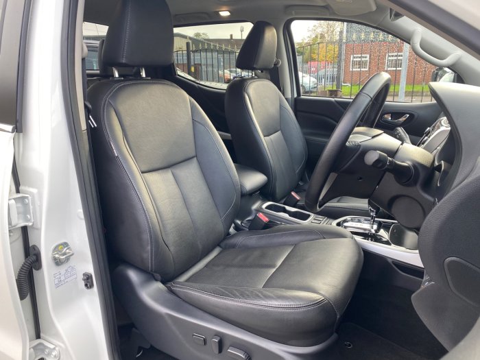 Nissan Navara Double Cab Pick Up Tekna 2.3dCi 190 4WD Auto Pick Up Diesel White
