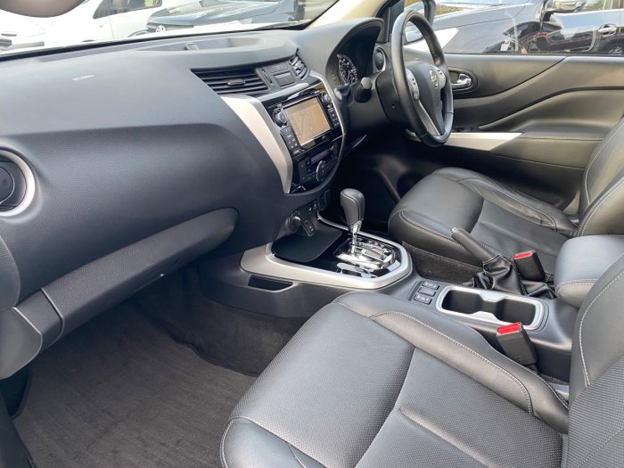 Nissan Navara Double Cab Pick Up Tekna 2.3dCi 190 4WD Auto Pick Up Diesel White
